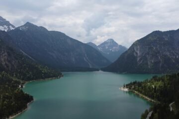 Panoramic view of Tehri Lake showcasing its vast water and scenic landscape.